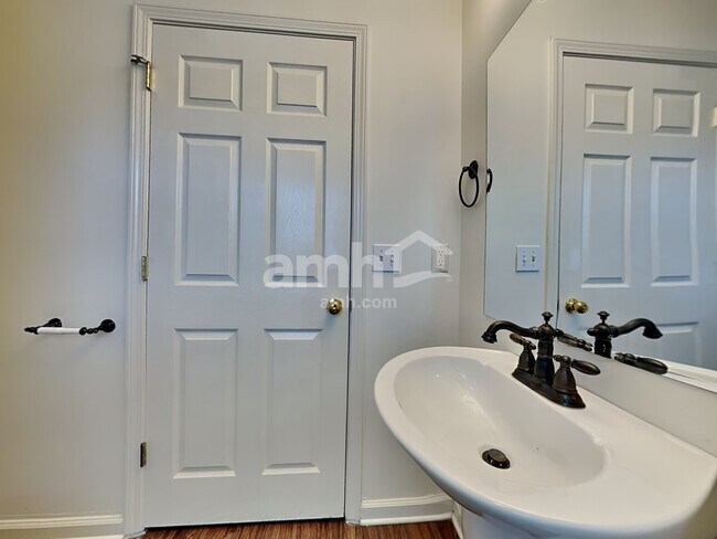 Building Photo - 212 Parrish Pl