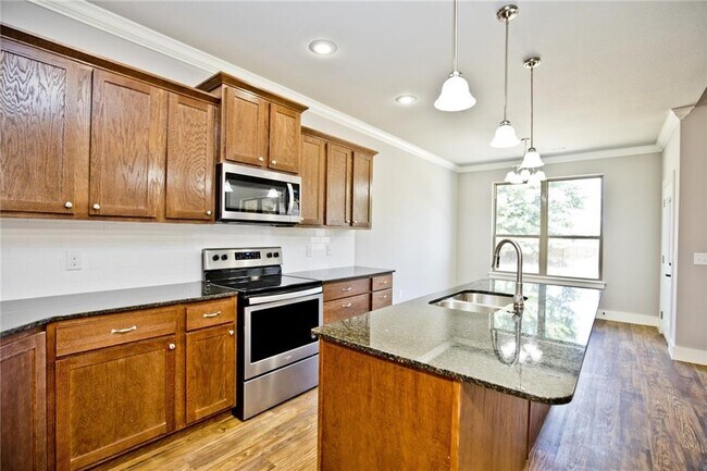 Building Photo - 207 Alder St