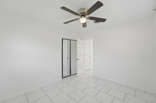 Building Photo - "Charming 2-Bedroom Duplex Retreat in North Port!"