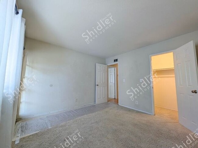 Building Photo - 2 Bed 1 Bath No one Above You