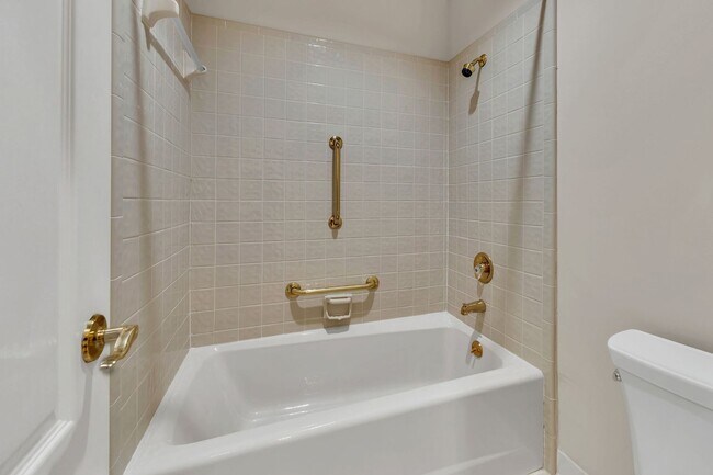 Building Photo - Newly Renovated Condo in The Westende with...