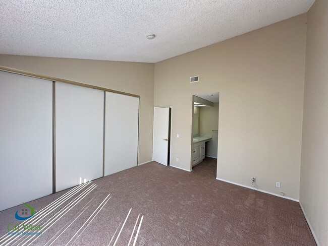 Building Photo - $3750 - Remodeled  3 Bed/2.5 Bath Townhome...