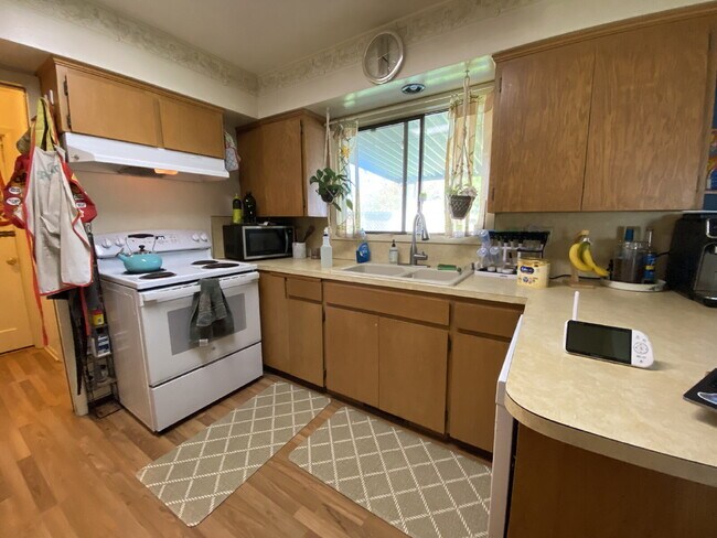 Building Photo - Massive Fenced Yard, Spacious 3BR Near Hospital, Shopping & Waterfront in Prime Bellingham Location