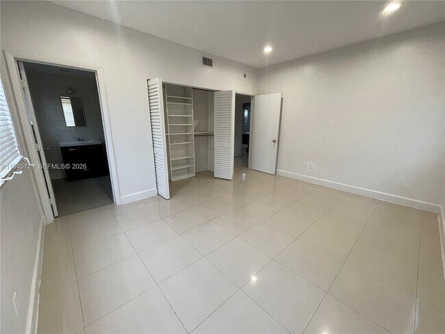 Building Photo - 250 S Shore Dr