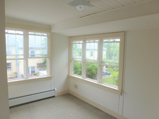 Building Photo - 111 N Winooski Ave