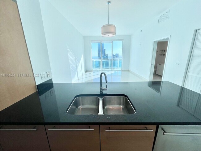 Building Photo - 950 Brickell Bay Dr