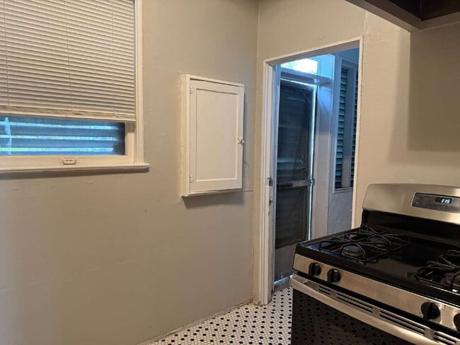 Building Photo - One Bed/One Bath with Historic Charm