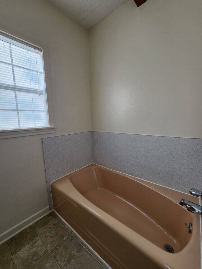 Building Photo - 1827 S Fredonia St