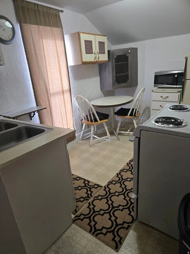 Building Photo - 82 200 N