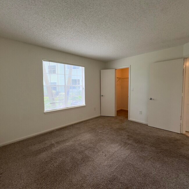 Building Photo - 1000 Crystal Way