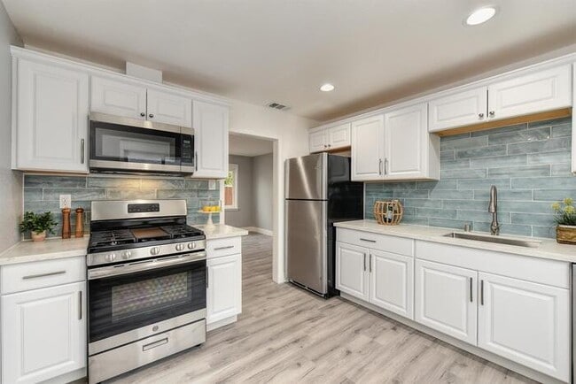 Building Photo - Beautifully Remodeled Duplex - 2 Bed, 1 Bath