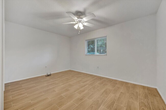 Building Photo - Beautiful 3-Bed / 2 Bath Pool Home in Sara...