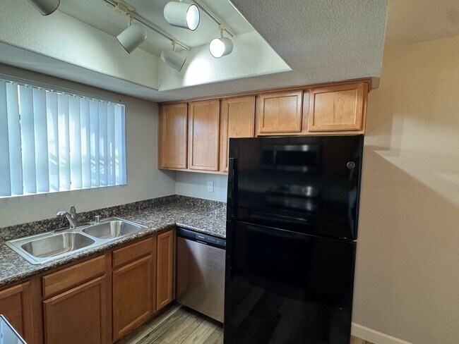 Building Photo - Upgraded One Bedroom One Bathroom condo in Summerlin