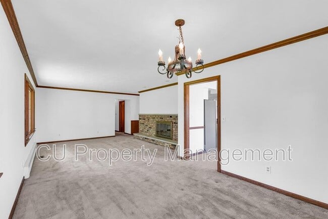 Building Photo - 1702 Golfview Dr