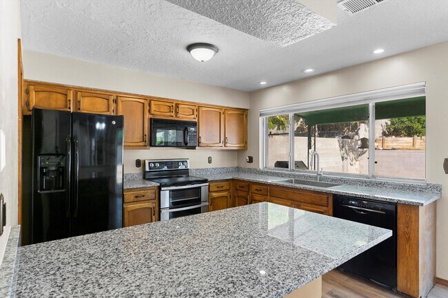 Building Photo - 5400 Dee Dr NE