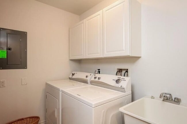 Building Photo - 3370 Endsleigh Ln