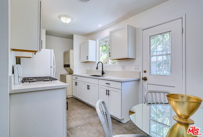 Building Photo - 459 E Avenida Olancha