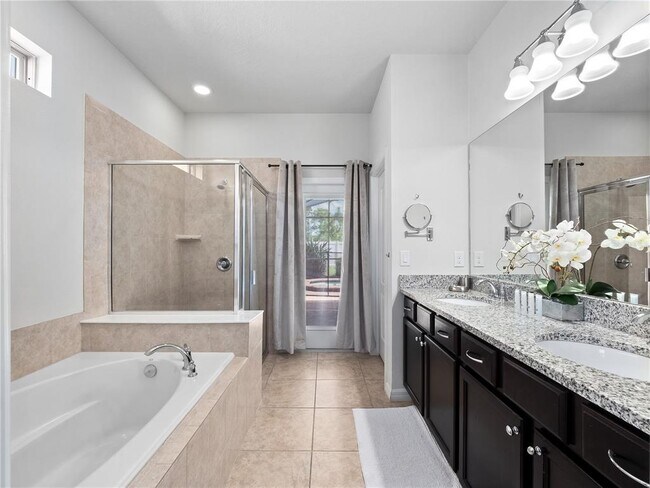 Building Photo - 8825 Rhodes St