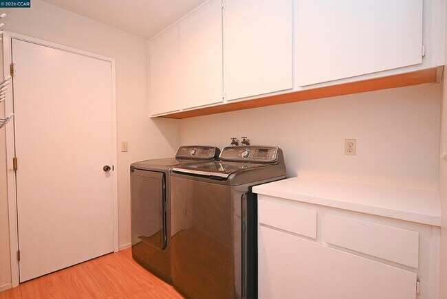 Building Photo - 200 Powhattan Ct