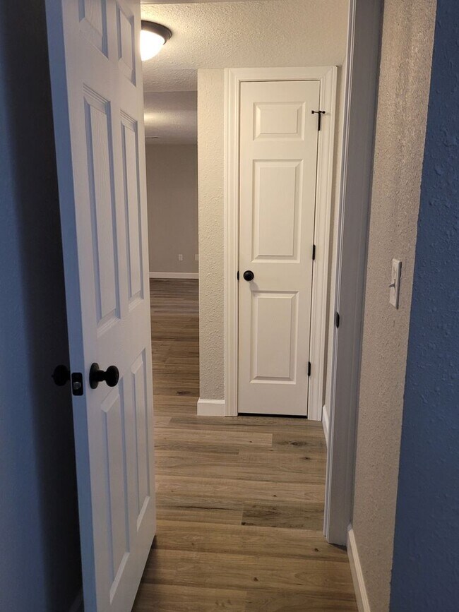 Building Photo - Renovated 2 Bedroom Apartment in Lake Ozark