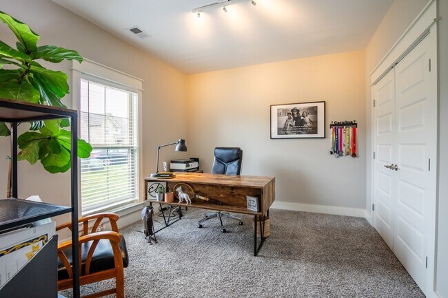 Building Photo - 5322 Honeybee Dr