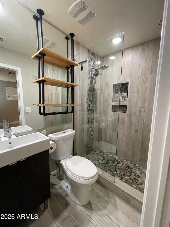 Building Photo - 429 W Flower St