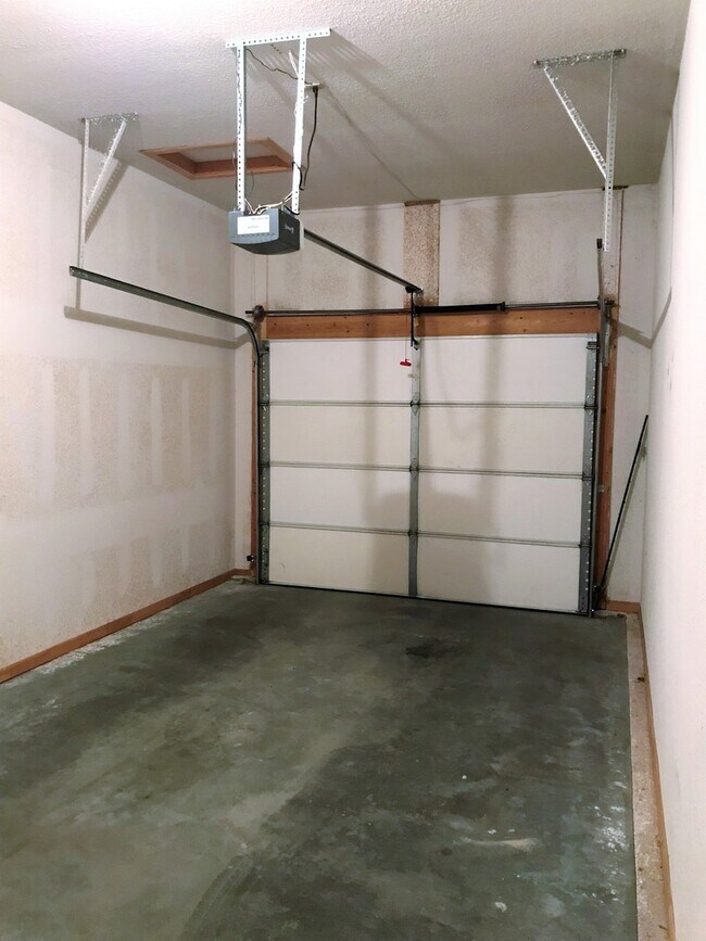 Building Photo - Beautiful Miller Ranch Town-Home with Open Floor Plan! Available Now!