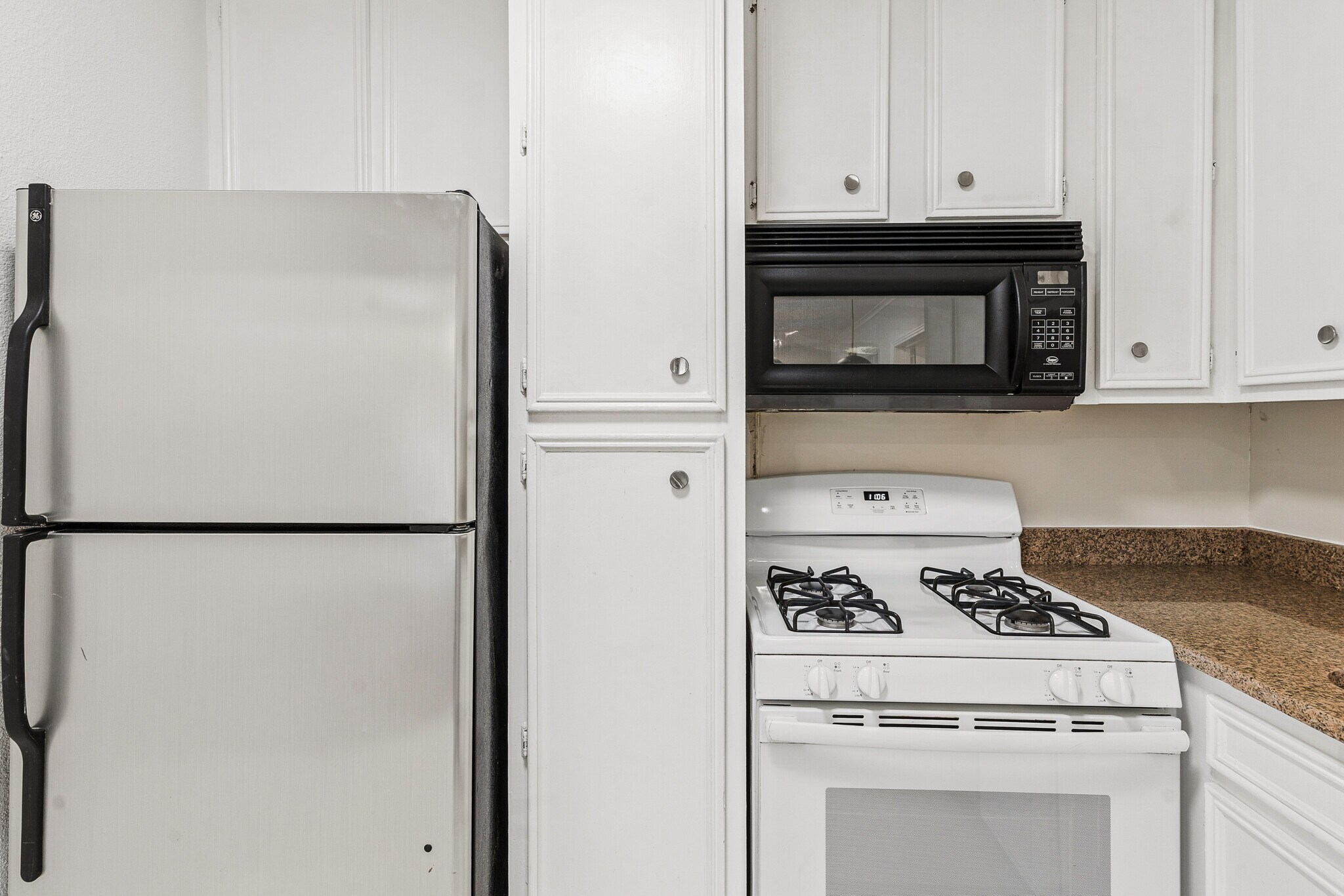 Building Photo - 6950 Hillcrest Ave