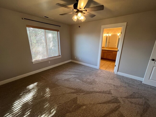 Building Photo - Beautiful and Spacious 4 Bed/2.5 Bath Home in NW Bend