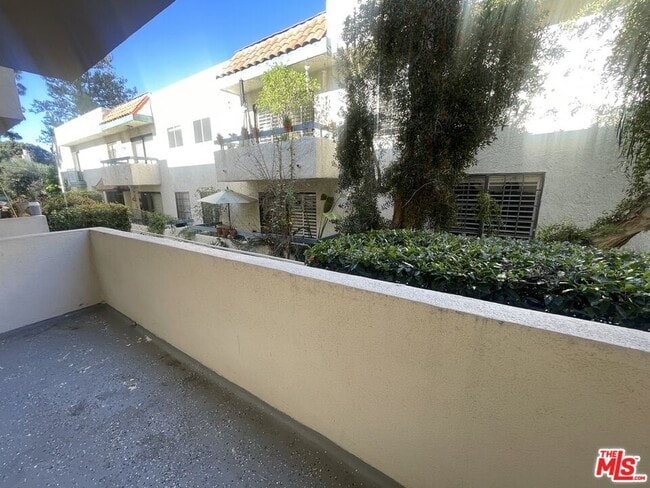 Building Photo - 5330 Zelzah Ave