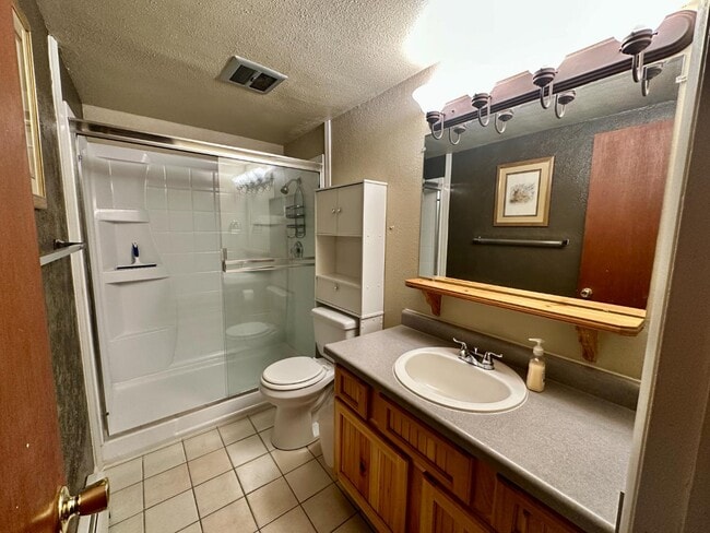 Building Photo - 247 Hi Country Dr