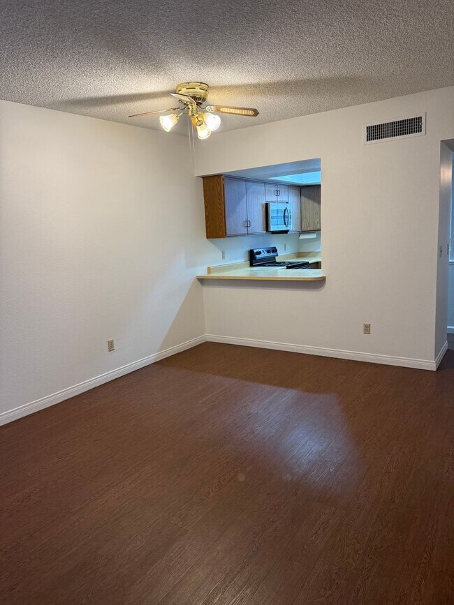 Building Photo - Great Condo