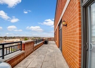 Building Photo - 450 Village Center Dr