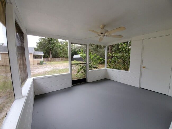 Building Photo - Nice 1 bed/ 1 bath near Downtown Sarasota Available Now!