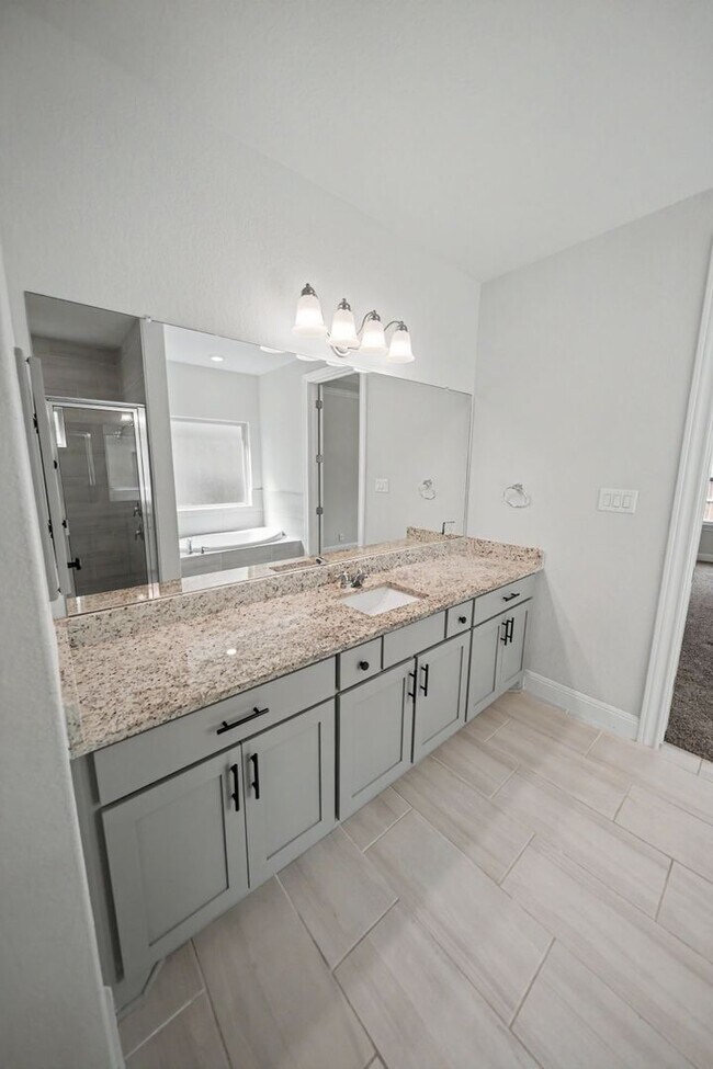 Building Photo - Stunning 4BR Home with 3-Car Garage in Turning Stone - Realtor Commission: $750