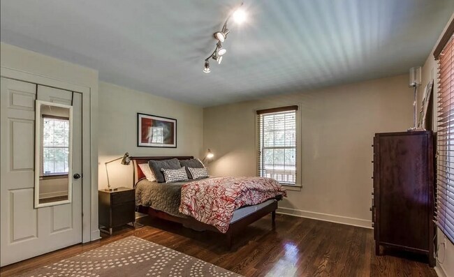 Building Photo - Cute 3 bed w/bonus space. Fenced yard. Loc...