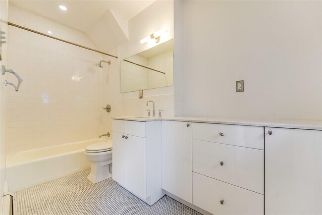 Building Photo - 156 7th St