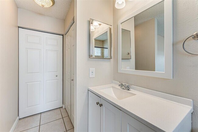 Building Photo - 5010 Larch Ln