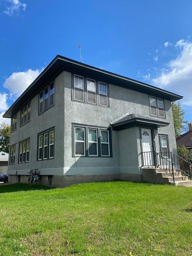 Building Photo - 904 9th Ave S