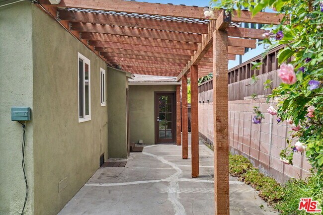 Building Photo - 3542 Greenwood Ave