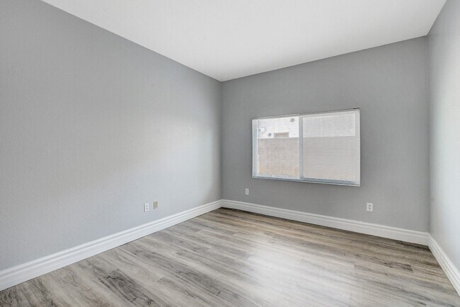 Building Photo - MASSIVE 5 BEDROOM, 2 STORY HOME IN DESIRABLE RHODES RANCH GOLF COURSE COMMUNITY!