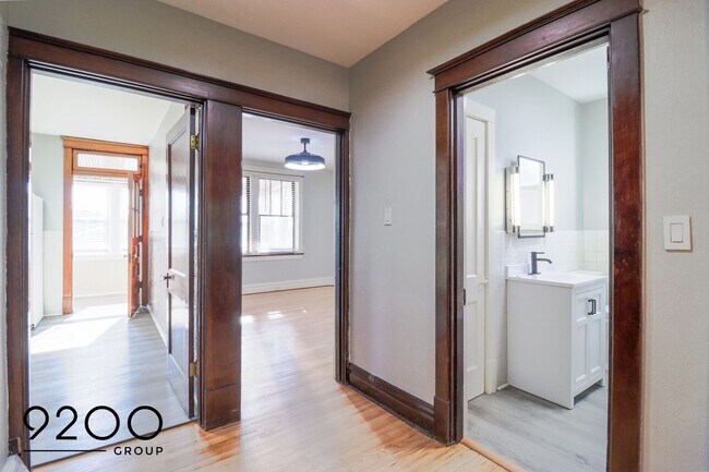 Building Photo - Newly Renovated 2Bed/1Bath in Charming Sou...
