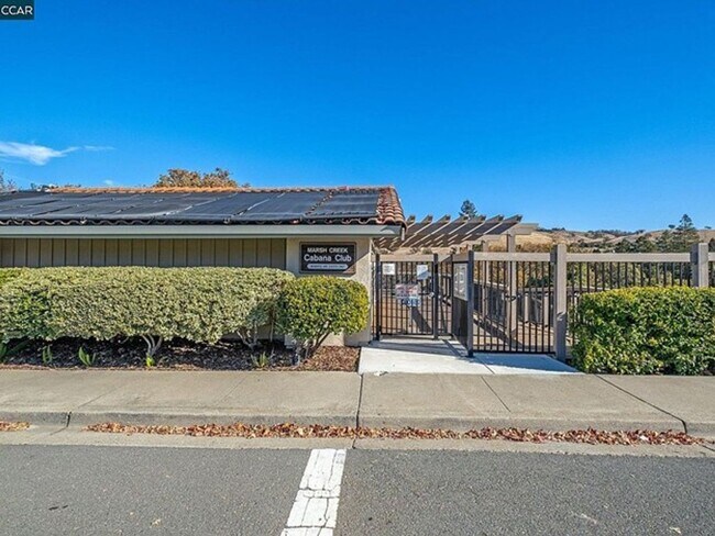 Building Photo - Townhouse-Style Single-Family
