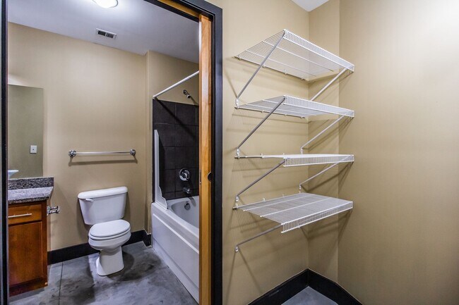 Building Photo - Gorgeous Loft-Ask About our Move in Special!!!