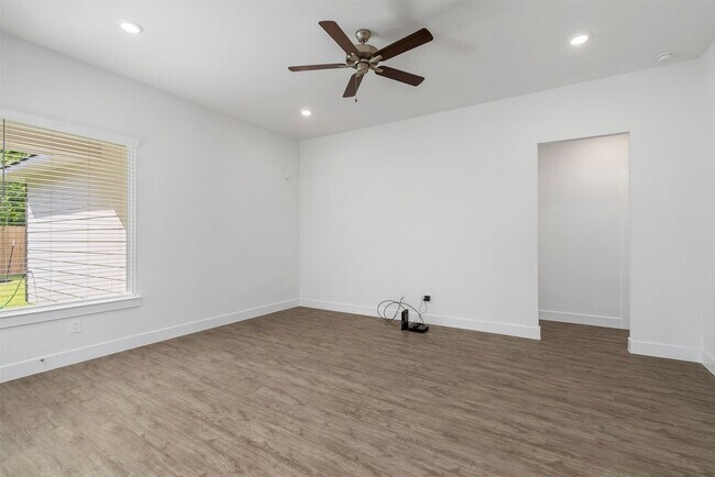 Building Photo - 906 Golden Willow Ln