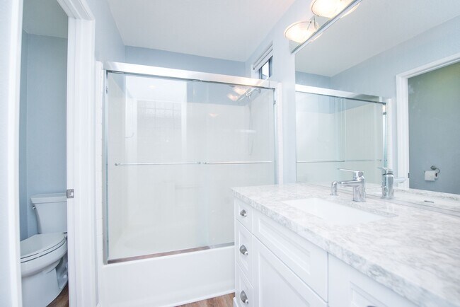 Building Photo - Beautiful Townhouse in the desirable Anaheim Packing District!