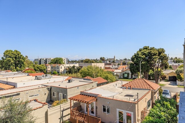 Building Photo - 2847 S Victoria Ave