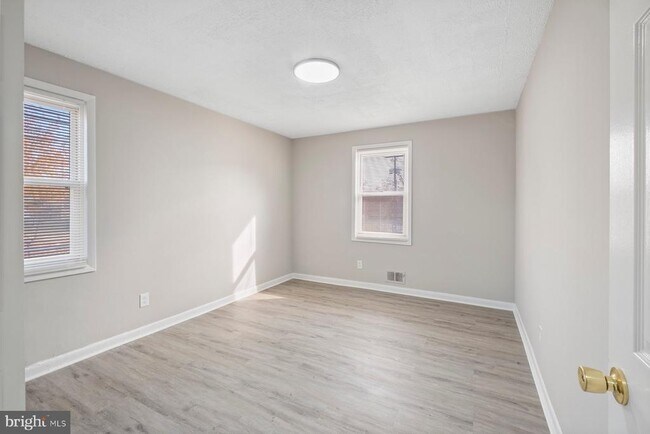 Building Photo - 883 Bellevue St SE