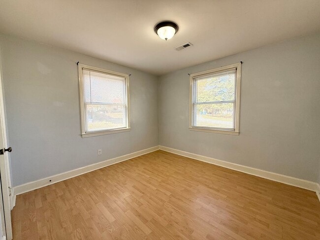 Building Photo - Charming 2 Bedroom Home With Spacious Yard!