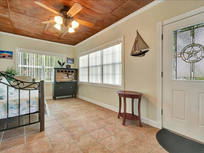 Building Photo - 683 Water View Dr